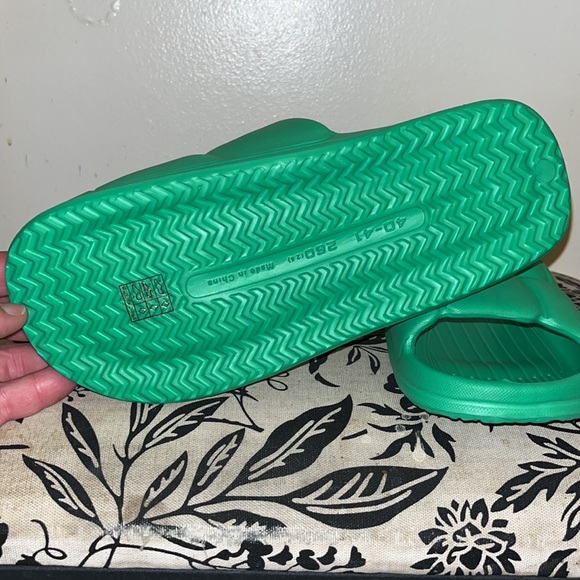 EVA Foam Slide Lite Brick Pattern Lucky Green New - Picture 8 of 14